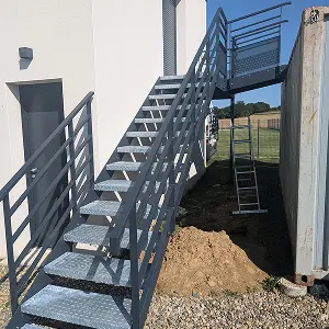 escalier exterieur rambarde vue de profil